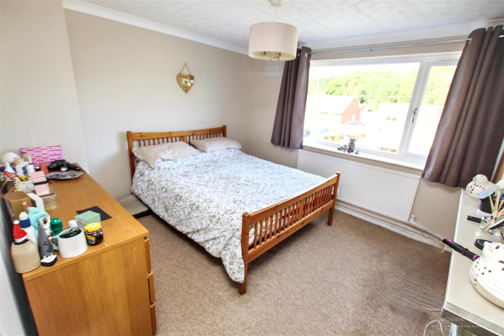 Vale Crescent, Tilehurst, Reading